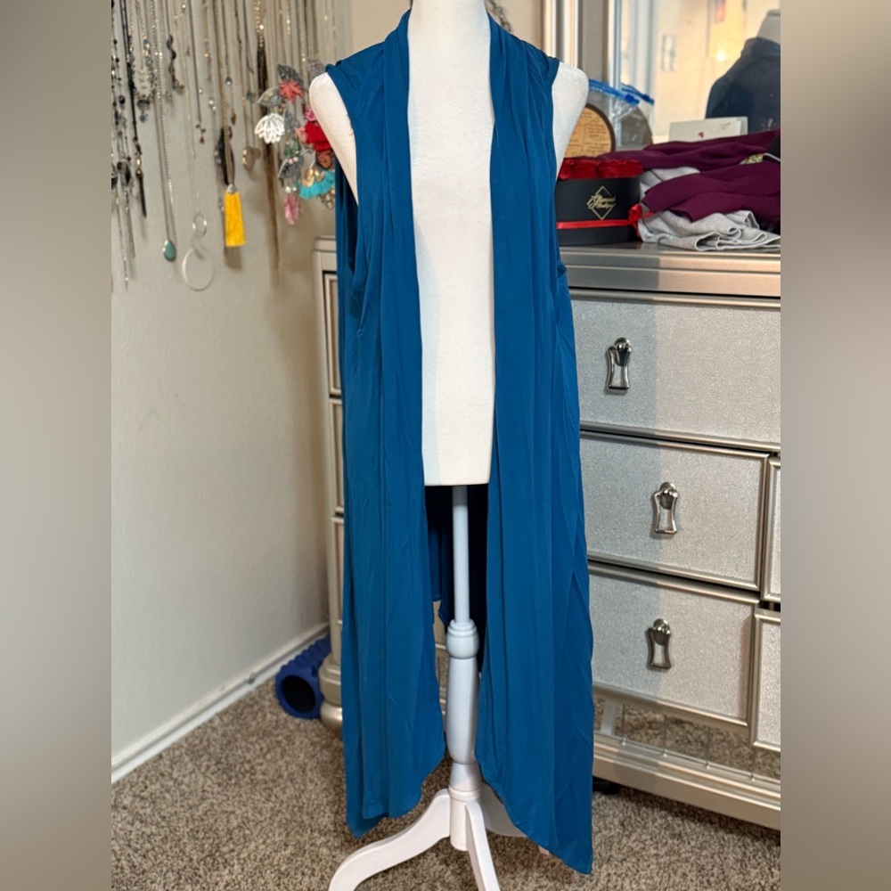 Zim & Zoe sleeveless‎ blue cardigan
